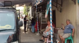 Warga Warakas, Tanjung Priok, memprotes pemasangan tenda kegiatan Anggota DPRD DKI Jakarta Bebizie Fatlanay karena sempat menutup akses menuju rumah warga sebelum akhirnya dipindahkan oleh tim pelaksana. (Posnews/MR)