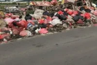 Tumpukan sampah di tepi jalan dan saluran air yang tergenang di Kecamatan Tarumajaya, Kabupaten Bekasi, dikeluhkan warga karena menimbulkan bau tidak sedap dan mengganggu aktivitas sehari-hari. (Posnews/Istimewa)