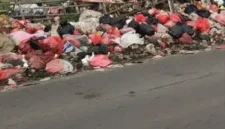 Tumpukan sampah di tepi jalan dan saluran air yang tergenang di Kecamatan Tarumajaya, Kabupaten Bekasi, dikeluhkan warga karena menimbulkan bau tidak sedap dan mengganggu aktivitas sehari-hari. (Posnews/Istimewa)