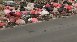 Tumpukan sampah di tepi jalan dan saluran air yang tergenang di Kecamatan Tarumajaya, Kabupaten Bekasi, dikeluhkan warga karena menimbulkan bau tidak sedap dan mengganggu aktivitas sehari-hari. (Posnews/Istimewa)