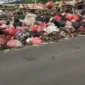 Tumpukan sampah di tepi jalan dan saluran air yang tergenang di Kecamatan Tarumajaya, Kabupaten Bekasi, dikeluhkan warga karena menimbulkan bau tidak sedap dan mengganggu aktivitas sehari-hari. (Posnews/Istimewa)