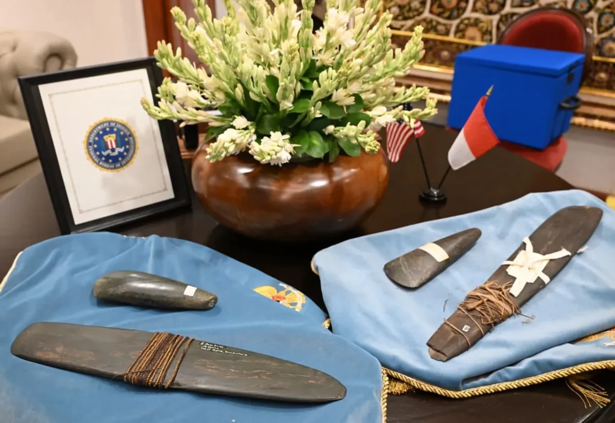 Direktur FBI Kash Patel membawa artefak budaya Papua yang dipulangkan dari Amerika Serikat saat bertemu Presiden Prabowo Subianto. (Posnews/BPMI Setpres)