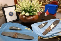 Direktur FBI Kash Patel membawa artefak budaya Papua yang dipulangkan dari Amerika Serikat saat bertemu Presiden Prabowo Subianto. (Posnews/BPMI Setpres)