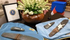 Direktur FBI Kash Patel membawa artefak budaya Papua yang dipulangkan dari Amerika Serikat saat bertemu Presiden Prabowo Subianto. (Posnews/BPMI Setpres)