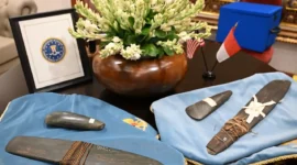 Direktur FBI Kash Patel membawa artefak budaya Papua yang dipulangkan dari Amerika Serikat saat bertemu Presiden Prabowo Subianto. (Posnews/BPMI Setpres)