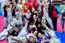 Karateka YPOK Jakarta Utara merayakan gelar Juara Umum Nara Cup XII 2026 usai meraih 21 medali emas di GOR Jakarta Utara. (Posnews/MR)