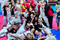 Karateka YPOK Jakarta Utara merayakan gelar Juara Umum Nara Cup XII 2026 usai meraih 21 medali emas di GOR Jakarta Utara. (Posnews/MR)