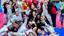 Karateka YPOK Jakarta Utara merayakan gelar Juara Umum Nara Cup XII 2026 usai meraih 21 medali emas di GOR Jakarta Utara. (Posnews/MR)