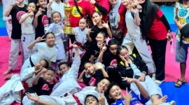 Karateka YPOK Jakarta Utara merayakan gelar Juara Umum Nara Cup XII 2026 usai meraih 21 medali emas di GOR Jakarta Utara. (Posnews/MR)