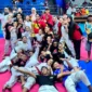 Karateka YPOK Jakarta Utara merayakan gelar Juara Umum Nara Cup XII 2026 usai meraih 21 medali emas di GOR Jakarta Utara. (Posnews/MR)