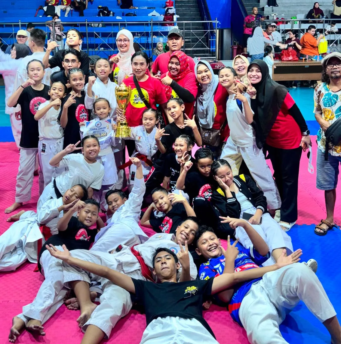 Karateka YPOK Jakarta Utara merayakan gelar Juara Umum Nara Cup XII 2026 usai meraih 21 medali emas di GOR Jakarta Utara. (Posnews/MR)