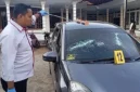 Polisi melakukan olah TKP usai bentrok dua kelompok di Desa Berbeluk, Arosbaya, Bangkalan, yang mengakibatkan seorang warga tertembak dan dua mobil rusak. (Posnews/Polres Bangkalan)
