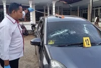 Polisi melakukan olah TKP usai bentrok dua kelompok di Desa Berbeluk, Arosbaya, Bangkalan, yang mengakibatkan seorang warga tertembak dan dua mobil rusak. (Posnews/Polres Bangkalan)
