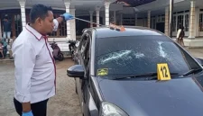 Polisi melakukan olah TKP usai bentrok dua kelompok di Desa Berbeluk, Arosbaya, Bangkalan, yang mengakibatkan seorang warga tertembak dan dua mobil rusak. (Posnews/Polres Bangkalan)
