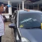 Polisi melakukan olah TKP usai bentrok dua kelompok di Desa Berbeluk, Arosbaya, Bangkalan, yang mengakibatkan seorang warga tertembak dan dua mobil rusak. (Posnews/Polres Bangkalan)
