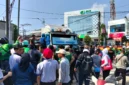  Warga dan petugas mengevakuasi sopir truk kontainer setelah kecelakaan di Jalan Plumpang Raya, Koja, Jakarta Utara. (Posnews/MR)