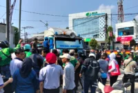 Warga dan petugas mengevakuasi sopir truk kontainer setelah kecelakaan di Jalan Plumpang Raya, Koja, Jakarta Utara. (Posnews/MR)