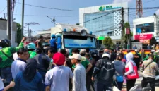 Warga dan petugas mengevakuasi sopir truk kontainer setelah kecelakaan di Jalan Plumpang Raya, Koja, Jakarta Utara. (Posnews/MR)