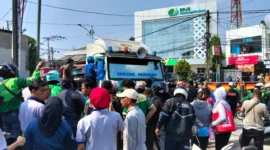  Warga dan petugas mengevakuasi sopir truk kontainer setelah kecelakaan di Jalan Plumpang Raya, Koja, Jakarta Utara. (Posnews/MR)