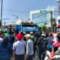  Warga dan petugas mengevakuasi sopir truk kontainer setelah kecelakaan di Jalan Plumpang Raya, Koja, Jakarta Utara. (Posnews/MR)