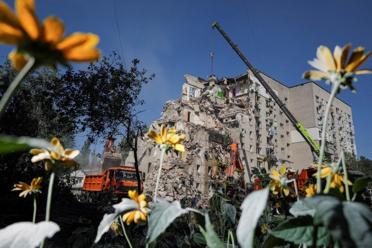 Tragedi kemanusiaan di Kyiv. Serangan udara masif Rusia membakar ratusan bangunan dan menewaskan puluhan warga sipil. Dok: REUTERS/Viacheslav Ratynskyi