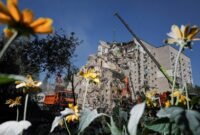 Tragedi kemanusiaan di Kyiv. Serangan udara masif Rusia membakar ratusan bangunan dan menewaskan puluhan warga sipil. Dok: REUTERS/Viacheslav Ratynskyi