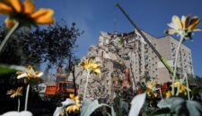 Tragedi kemanusiaan di Kyiv. Serangan udara masif Rusia membakar ratusan bangunan dan menewaskan puluhan warga sipil. Dok: REUTERS/Viacheslav Ratynskyi