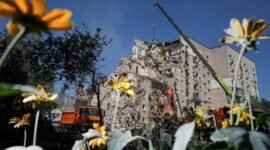 Tragedi kemanusiaan di Kyiv. Serangan udara masif Rusia membakar ratusan bangunan dan menewaskan puluhan warga sipil. Dok: REUTERS/Viacheslav Ratynskyi