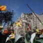 Tragedi kemanusiaan di Kyiv. Serangan udara masif Rusia membakar ratusan bangunan dan menewaskan puluhan warga sipil. Dok: REUTERS/Viacheslav Ratynskyi