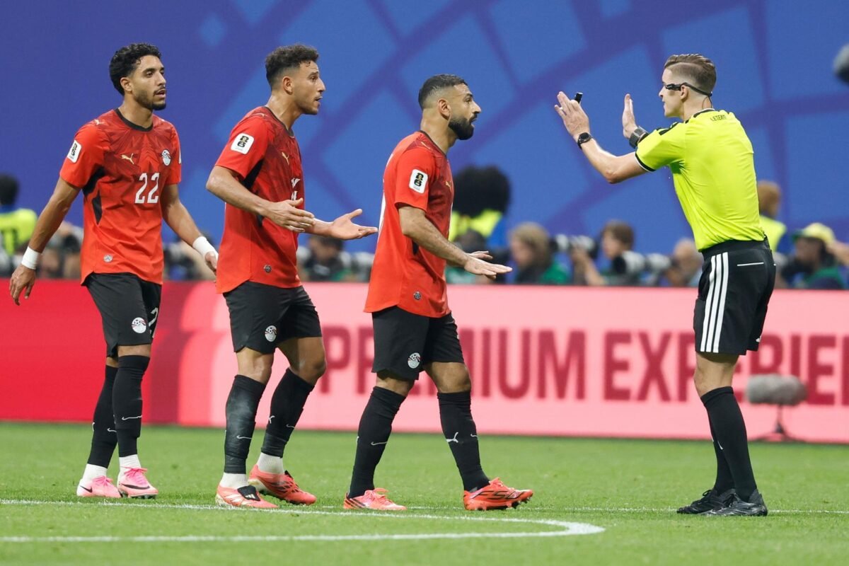 Tragedi menit akhir skuad Firaun. Argentina menundukkan Mesir 3-2 secara dramatis di tengah hujan kartu kuning dan protes keras pelatih Hossam Hassan terhadap kepemimpinan wasit. Dok: (AP Photo/Erik S. Lesser)