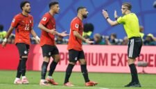 Tragedi menit akhir skuad Firaun. Argentina menundukkan Mesir 3-2 secara dramatis di tengah hujan kartu kuning dan protes keras pelatih Hossam Hassan terhadap kepemimpinan wasit. Dok: (AP Photo/Erik S. Lesser)