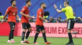 Tragedi menit akhir skuad Firaun. Argentina menundukkan Mesir 3-2 secara dramatis di tengah hujan kartu kuning dan protes keras pelatih Hossam Hassan terhadap kepemimpinan wasit. Dok: (AP Photo/Erik S. Lesser)