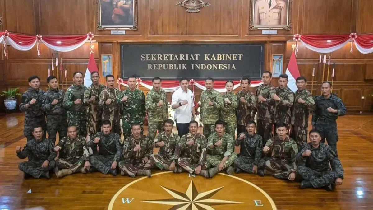 17 penerjun Kopassus bersiap mengibarkan Bendera Merah Putih di langit Istana Merdek. (Posnews/Sekretariat Kabinet)