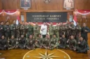 17 penerjun Kopassus bersiap mengibarkan Bendera Merah Putih di langit Istana Merdek. (Posnews/Sekretariat Kabinet)