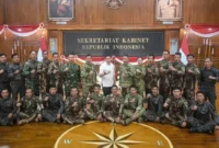 17 penerjun Kopassus bersiap mengibarkan Bendera Merah Putih di langit Istana Merdek. (Posnews/Sekretariat Kabinet)