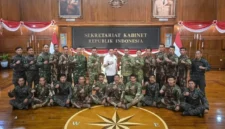 17 penerjun Kopassus bersiap mengibarkan Bendera Merah Putih di langit Istana Merdek. (Posnews/Sekretariat Kabinet)