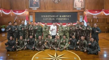 17 penerjun Kopassus bersiap mengibarkan Bendera Merah Putih di langit Istana Merdek. (Posnews/Sekretariat Kabinet)