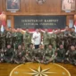 17 penerjun Kopassus bersiap mengibarkan Bendera Merah Putih di langit Istana Merdek. (Posnews/Sekretariat Kabinet)