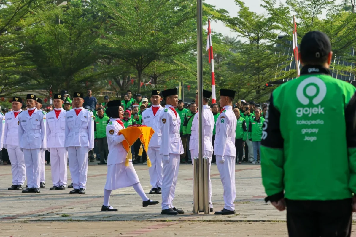 47 driver Gojek bertugas sebagai Paskibra saat upacara HUT ke-81 RI di Cilandak Jakarta. (Posnews/Ist)
