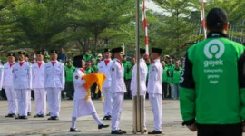 47 driver Gojek bertugas sebagai Paskibra saat upacara HUT ke-81 RI di Cilandak Jakarta. (Posnews/Ist)
