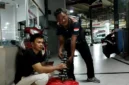 Pemilik Mobil Ady Supriatna (41) bersama Kepala Montir AAT Daihatsu Mulyadi dalam Menyampaikan Keluhannya di Kantor Armada Auto Tara (AAT) Daihatsu Sawah Besar Tetapi Belum Ditanggapi Serius. (Posnews/MR)
