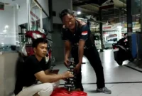 Pemilik Mobil Ady Supriatna (41) bersama Kepala Montir AAT Daihatsu Mulyadi dalam Menyampaikan Keluhannya di Kantor Armada Auto Tara (AAT) Daihatsu Sawah Besar Tetapi Belum Ditanggapi Serius. (Posnews/MR)
