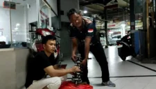 Pemilik Mobil Ady Supriatna (41) bersama Kepala Montir AAT Daihatsu Mulyadi dalam Menyampaikan Keluhannya di Kantor Armada Auto Tara (AAT) Daihatsu Sawah Besar Tetapi Belum Ditanggapi Serius. (Posnews/MR)