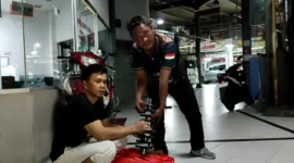Pemilik Mobil Ady Supriatna (41) bersama Kepala Montir AAT Daihatsu Mulyadi dalam Menyampaikan Keluhannya di Kantor Armada Auto Tara (AAT) Daihatsu Sawah Besar Tetapi Belum Ditanggapi Serius. (Posnews/MR)
