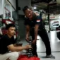 Pemilik Mobil Ady Supriatna (41) bersama Kepala Montir AAT Daihatsu Mulyadi dalam Menyampaikan Keluhannya di Kantor Armada Auto Tara (AAT) Daihatsu Sawah Besar Tetapi Belum Ditanggapi Serius. (Posnews/MR)
