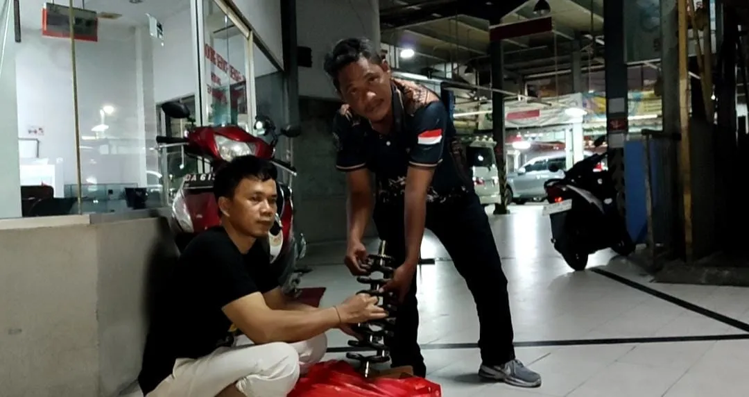 Pemilik Mobil Ady Supriatna (41) bersama Kepala Montir AAT Daihatsu Mulyadi dalam Menyampaikan Keluhannya di Kantor Armada Auto Tara (AAT) Daihatsu Sawah Besar Tetapi Belum Ditanggapi Serius. (Posnews/MR)
