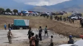 Aparat TNI-Polri melakukan penyisiran di lokasi penembakan Festival Budaya Lembah Baliem 2026 di Jayawijaya. (Posnews/Ist)