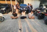 Petugas BNN menangkap Bos Gendut dalam operasi narkoba Kampung Bahari. (Posnews/BNN)

