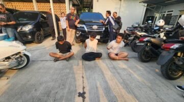 Petugas BNN menangkap Bos Gendut dalam operasi narkoba Kampung Bahari. (Posnews/BNN)
