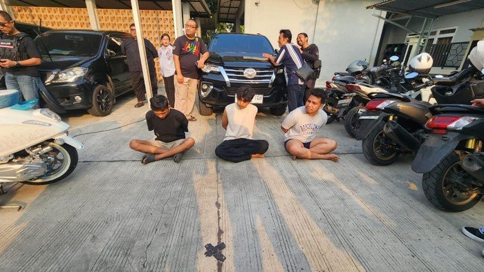 Petugas BNN menangkap Bos Gendut dalam operasi narkoba Kampung Bahari. (Posnews/BNN)
